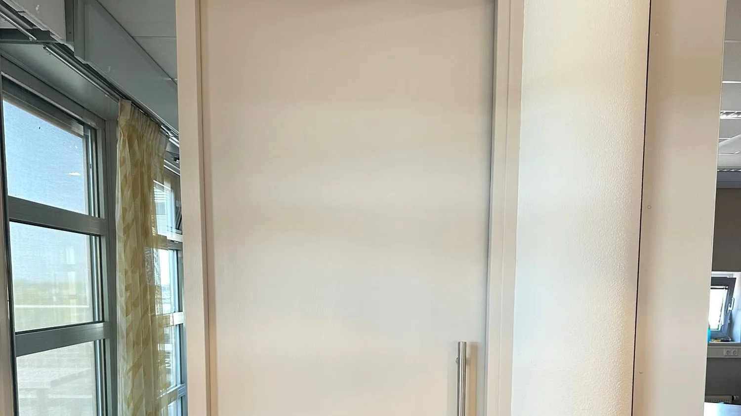 Wanden, plafonds, deuren, kozijnen en trappen. Strak afgeplakt en netjes achtergelaten.
