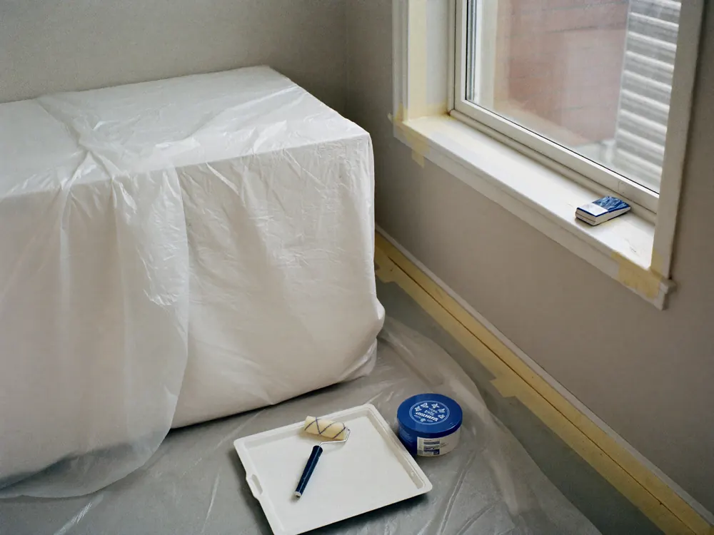 Kamer afgedekt en afgeplakt voor het schilderen